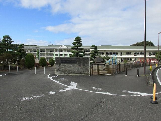 近くの烏山小学校まで1,900m（徒歩24分）