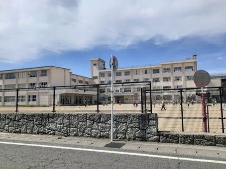 近くの米沢市立西部小学校まで1,100m（徒歩14分）