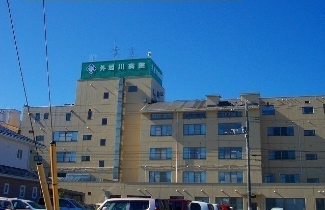 近くの外旭川病院まで1,600m（徒歩20分）