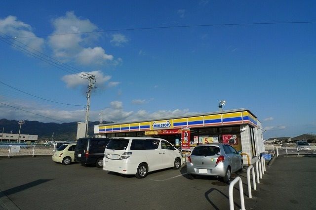 近くのコンビニまで900m（徒歩12分）