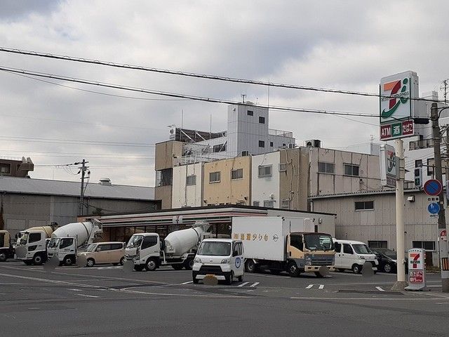 近くのコンビニまで600m（徒歩8分）