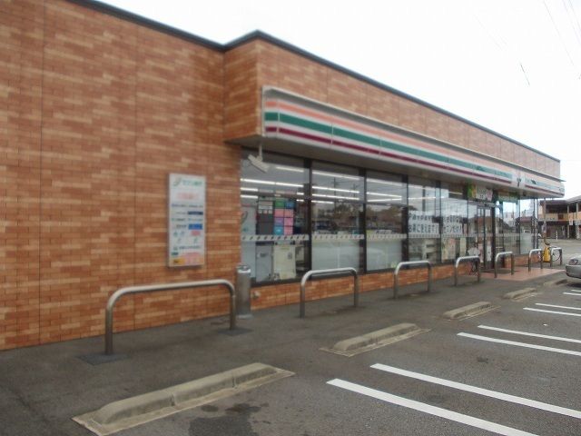 近くのコンビニまで550m（徒歩7分）
