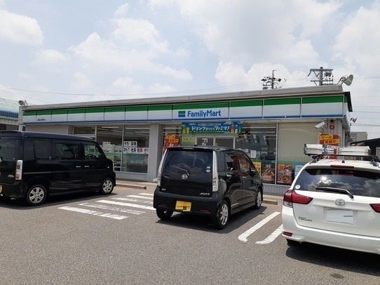 近くのファミリーマートまで1,100m(徒歩14分)