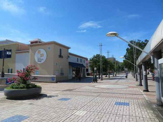 近くの三井アウトレットパークまで1,100m（徒歩14分）