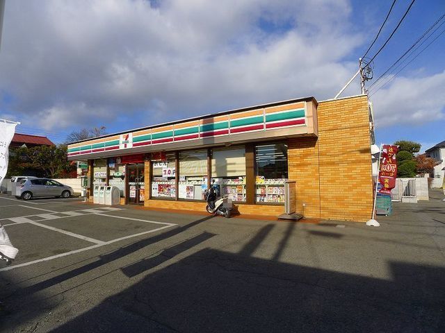 近くのコンビニまで600m（徒歩8分）