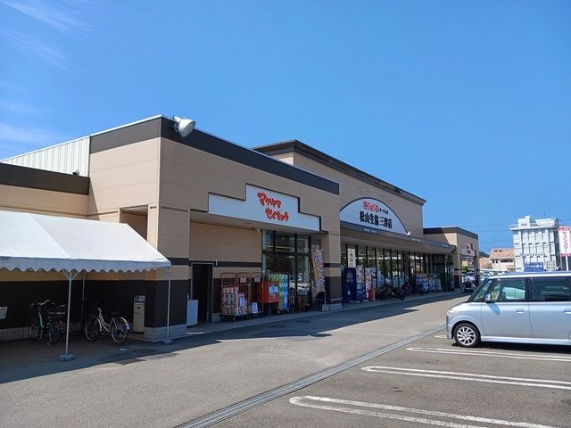 近くの松山生協三津店様まで300m（徒歩4分）
