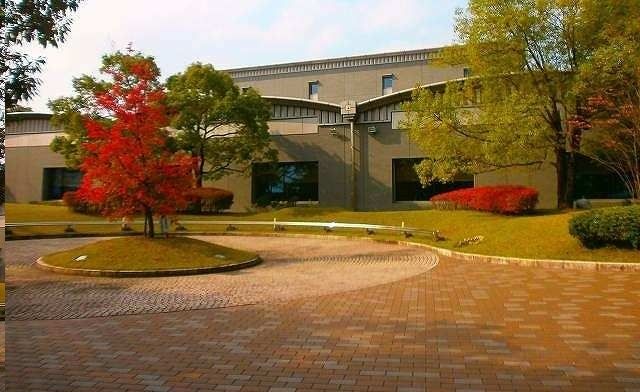 近くの県立図書館さんまで1,200m（徒歩15分）