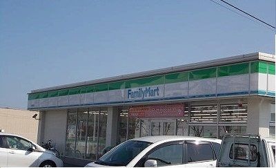 近くのファミリーマートさんまで1,000m（徒歩13分）