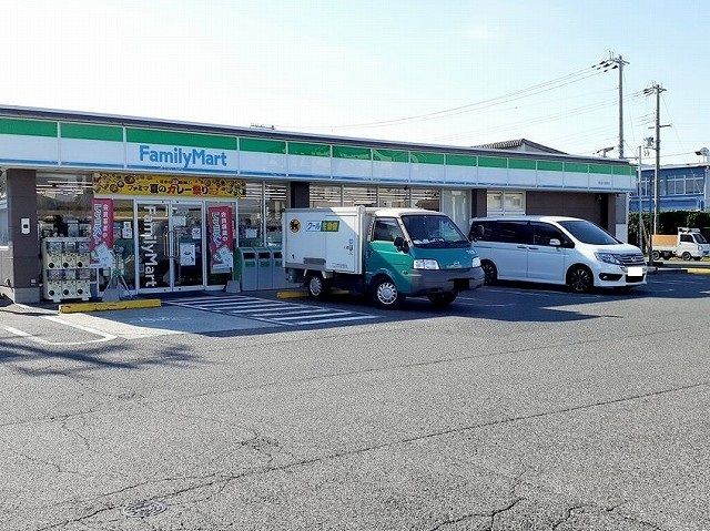 近くのファミリーマート東浦久留麻店まで400m(徒歩5分)