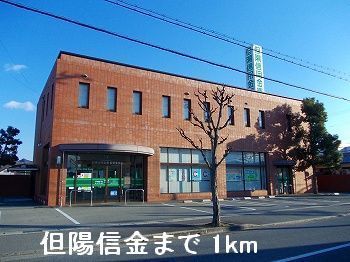 近くの銀行まで1,000m（徒歩13分）