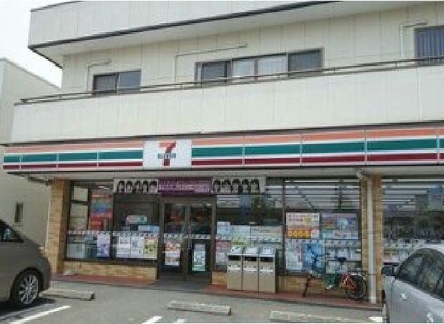 近くのコンビニまで600m（徒歩8分）
