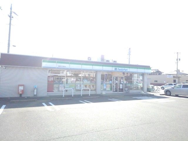 近くのファミリーマート中江島店まで650m（徒歩9分）