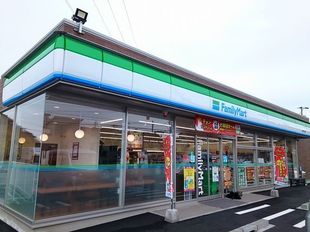 近くのファミリーマート湖西中之郷店まで190m（徒歩3分）