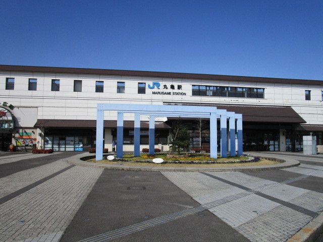 近くの丸亀駅まで2,200m(徒歩28分)