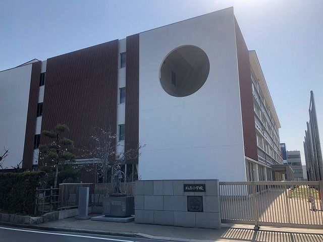 近くの丸亀市立城西小学校まで1,400m(徒歩18分)