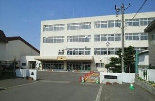 近くの札幌市立西園小学校まで490m(徒歩7分)