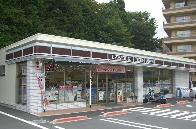 近くのローソン仙石原店まで1,100m（徒歩14分）