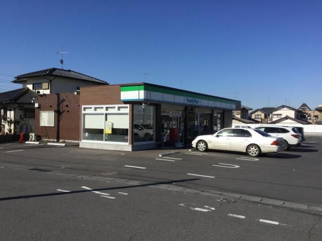 近くのファミリーマートまで550m（徒歩7分）