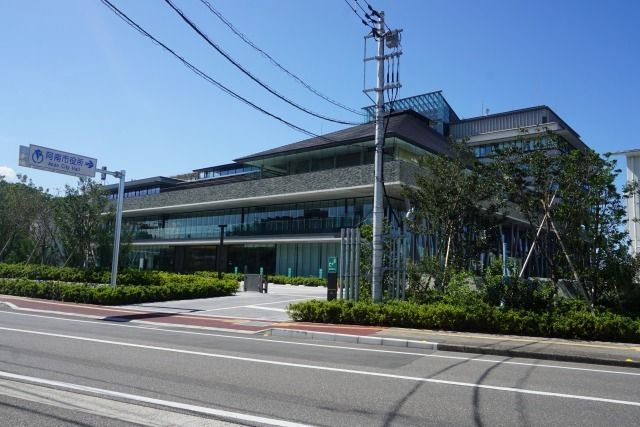 近くの阿南市役所まで2,000m（徒歩25分）