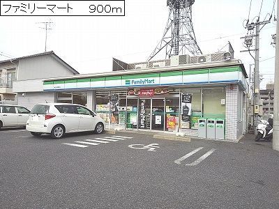 近くのファミリーマートまで900m（徒歩12分）
