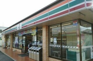 近くのセブンイレブンまで580m（徒歩8分）