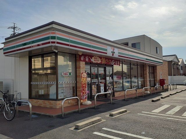 近くのコンビニまで30m（徒歩1分）