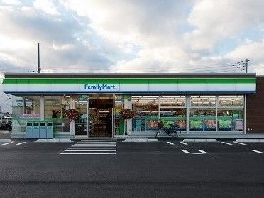 近くのファミリーマート上平公園南店まで850m（徒歩11分）