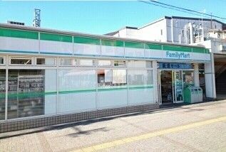 近くのファミリーマートまで630m（徒歩8分）
