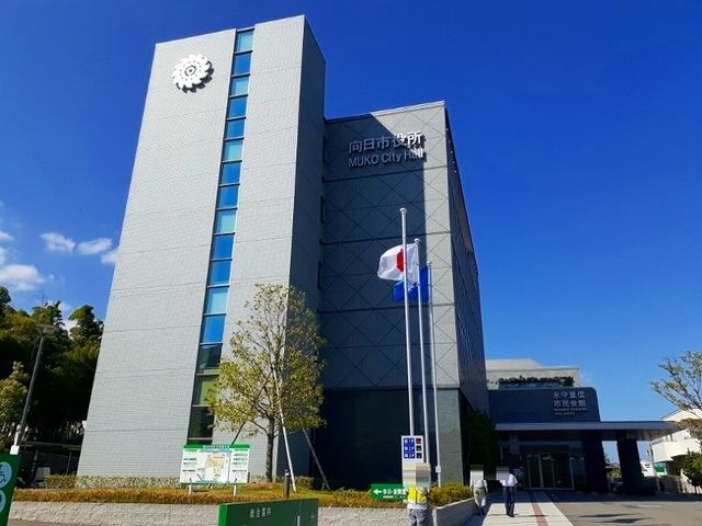 近くの向日市役所まで300m（徒歩4分）