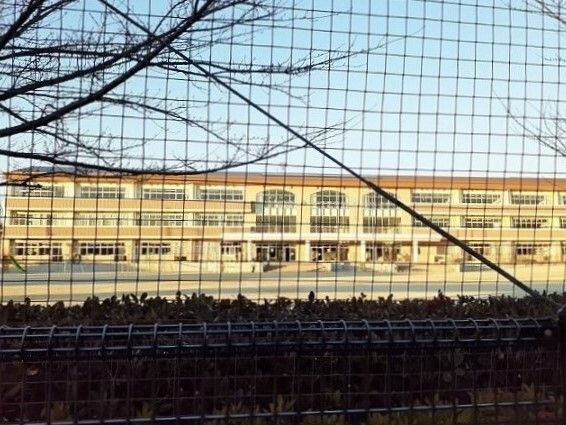 近くの東松山市立高坂小学校まで310m（徒歩4分）