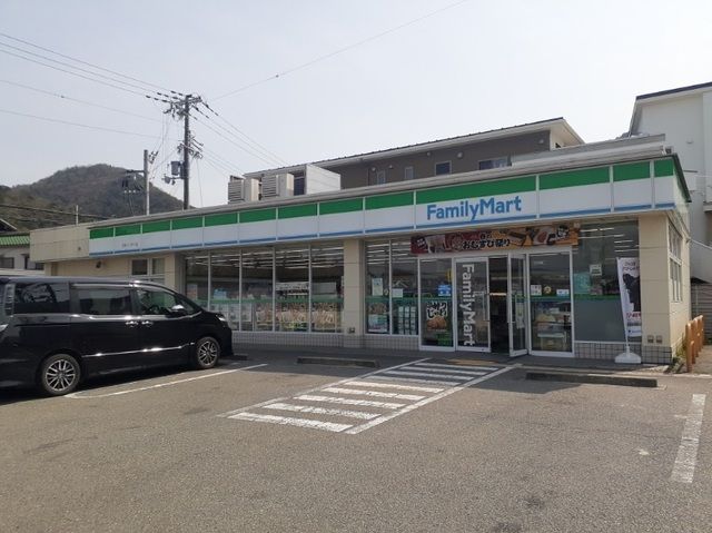 近くのファミリーマート五社インター様まで900m(徒歩12分)