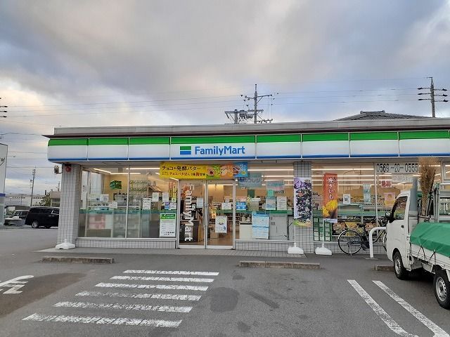 近くのファミリーマート半田新居町店まで50m(徒歩1分)