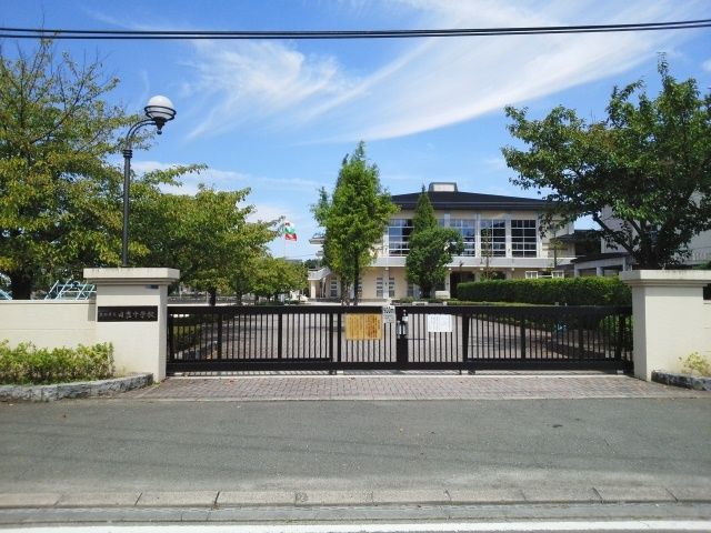 近くの熊本市立日吉中学校まで700m(徒歩9分)