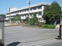 近くの鴻巣市立広田小学校まで600m（徒歩8分）