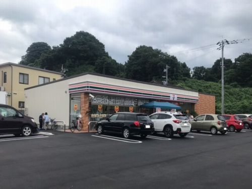 近くのセブンイレブン 福井明里店まで750m（徒歩10分）