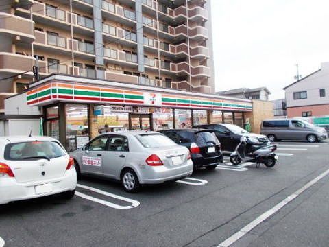 近くのコンビニまで240m（徒歩3分）