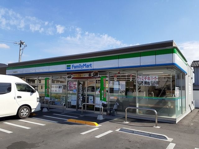 近くのファミリーマートさんまで400m(徒歩5分)