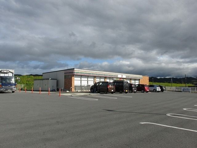 近くのセブンイレブン烏山バイパス店まで210m（徒歩3分）