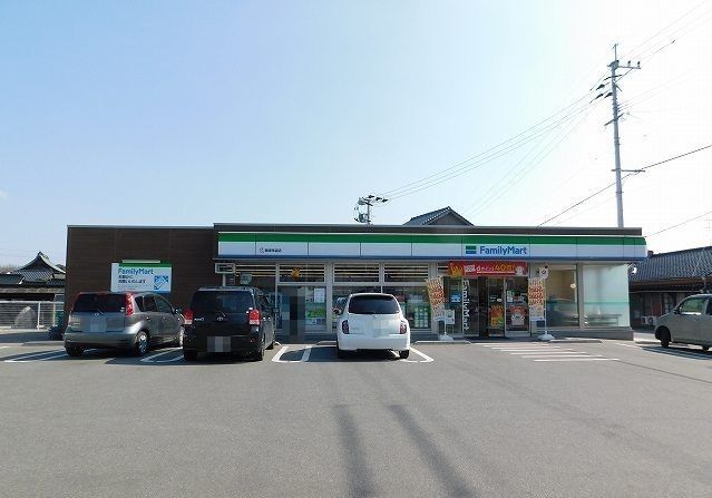 近くのファミリーマートまで650m(徒歩9分)