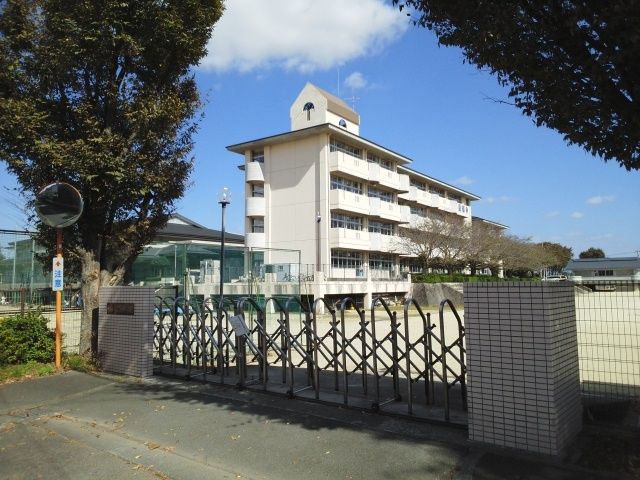近くの長嶺中学校まで300m（徒歩4分）
