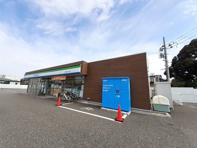 近くのファミリーマート紫竹二丁目店まで411m（徒歩6分）