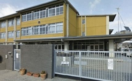 近くの京都市立桂徳小学校まで350m（徒歩5分）