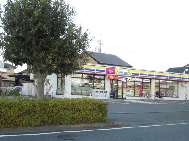 近くのミニストップ西小川店まで450m（徒歩6分）