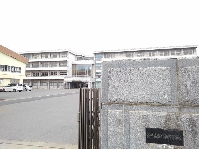 近くの茨城県立岩瀬高等学校まで250m（徒歩4分）