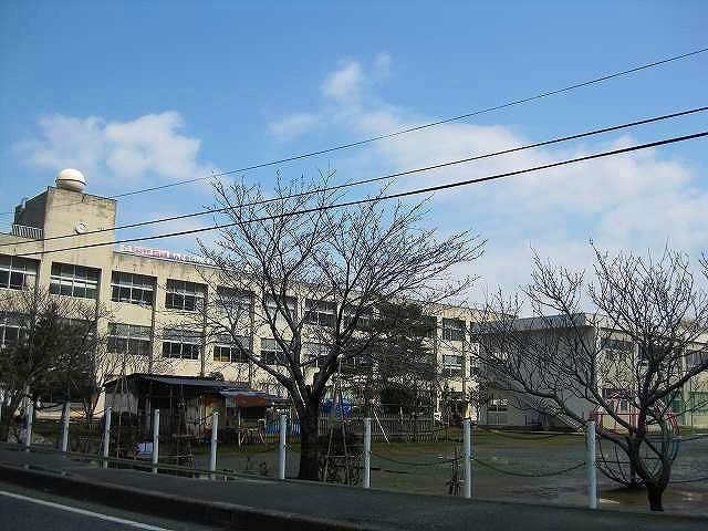 近くの高志小学校まで858m（徒歩11分）