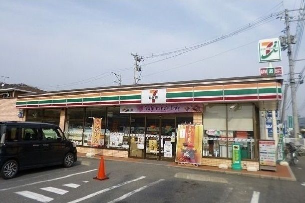 近くのコンビニまで600m（徒歩8分）