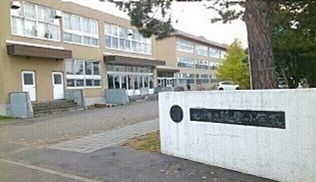 近くの旭川市立陵雲小学校まで700m（徒歩9分）