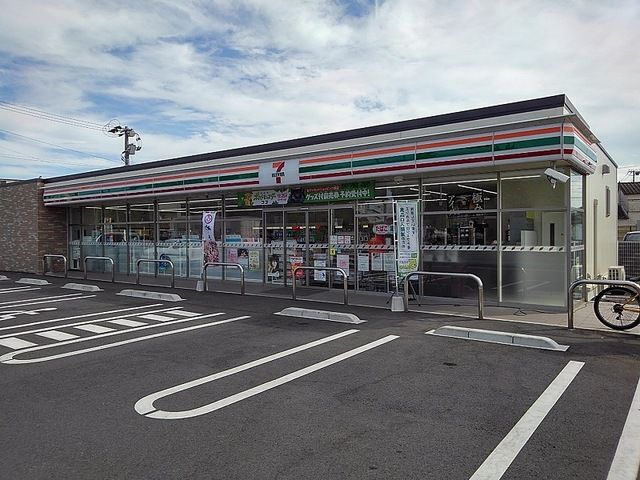 近くのコンビニまで700m（徒歩9分）