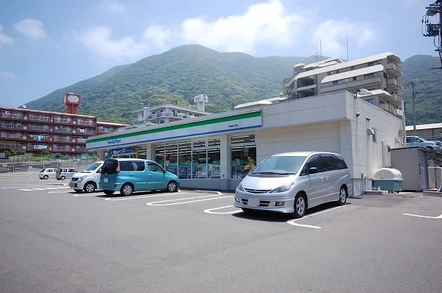 近くのファミリーマート門司泉ヶ丘店まで430m（徒歩6分）