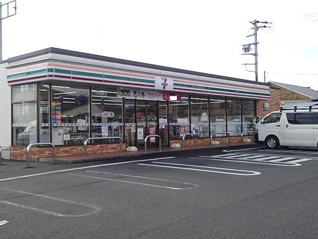 近くのコンビニまで270m（徒歩4分）